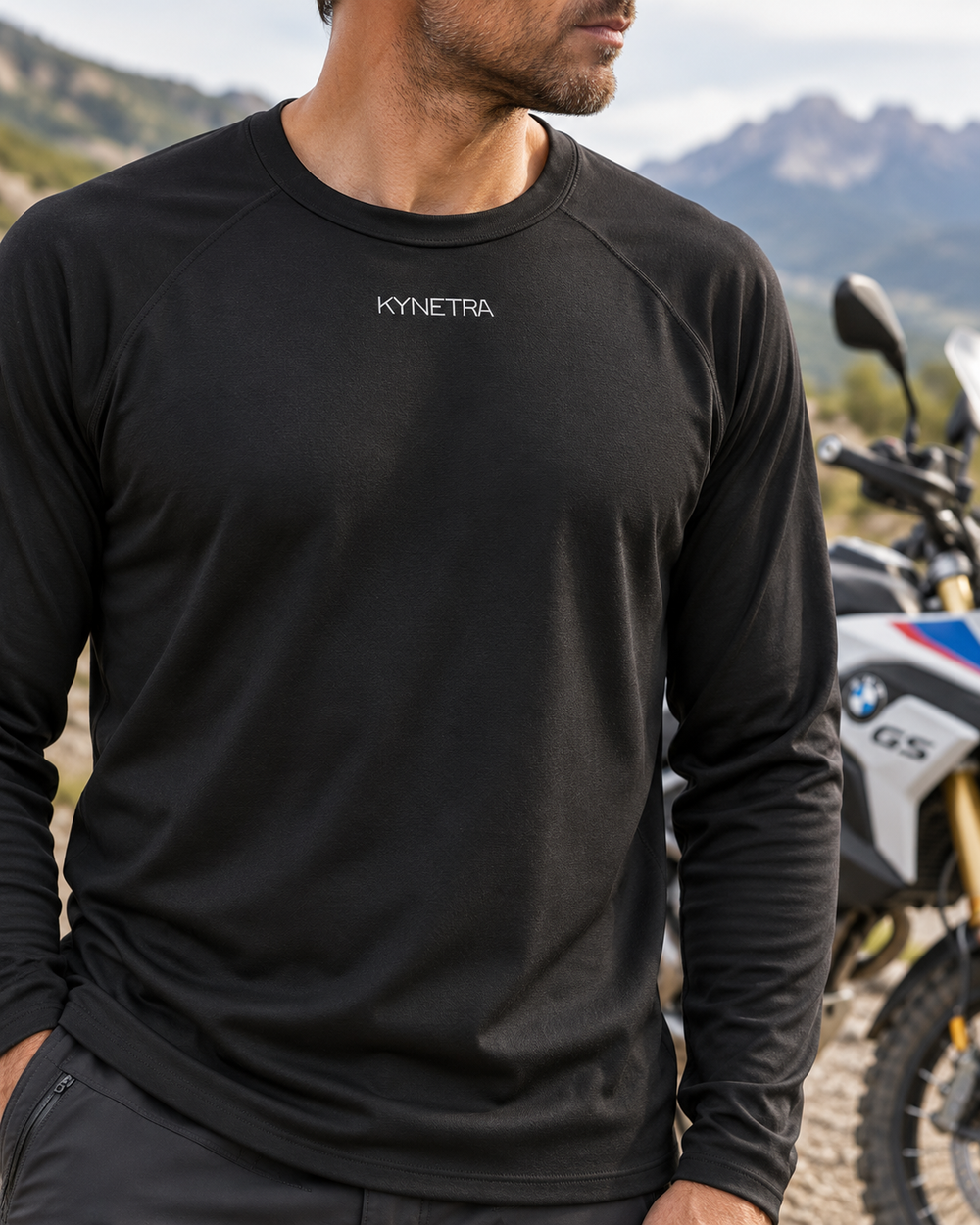 Dettaglio della maglia tecnica Kynetra indossata all'aperto