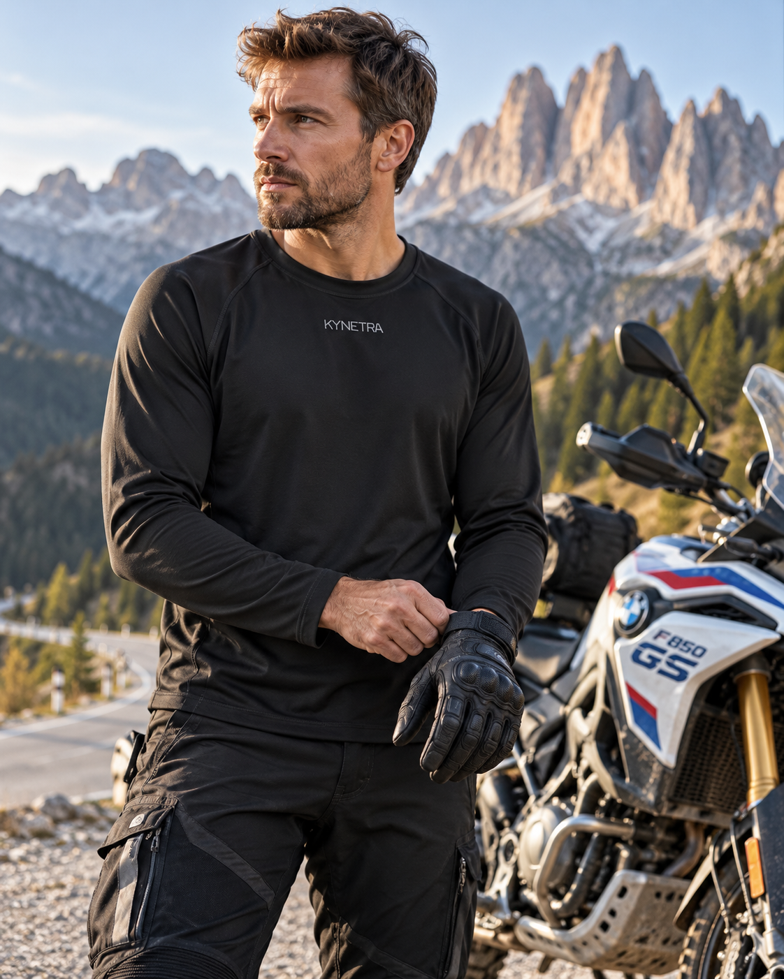 Maglia tecnica Kynetra nera indossata in montagna